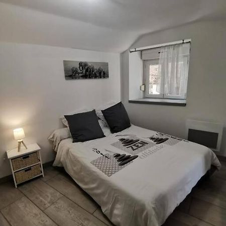 Charmant Appartement Au Calme Saint-Georges-de-Luzençon Exteriör bild